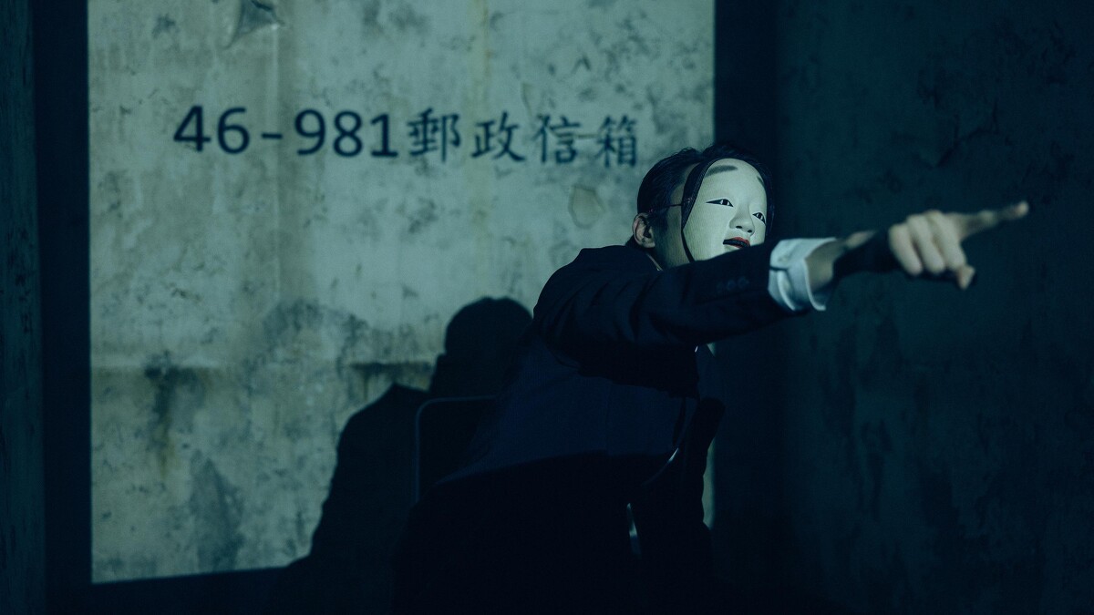 《模仿犯》一名疑似背後主使者的男子戴著詭譎日式能面具現身挑釁