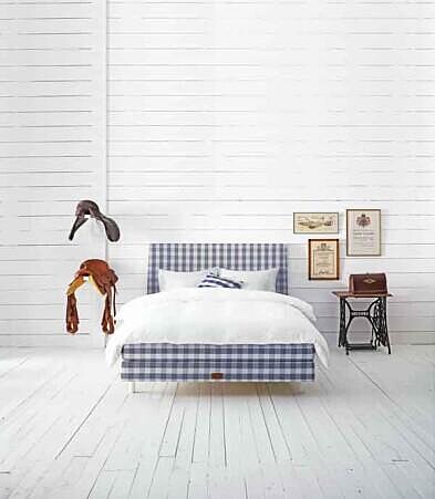 以製造馬鞍起家的Hastens，後專注於製造頂級床具，而Hastens的標誌-奔騰駿馬，是Hastens以手工製作馬鞍的紀念及見證