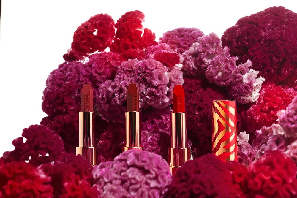 sisley植物絲絨持久唇膏城市經典紅唇系列情境圖。