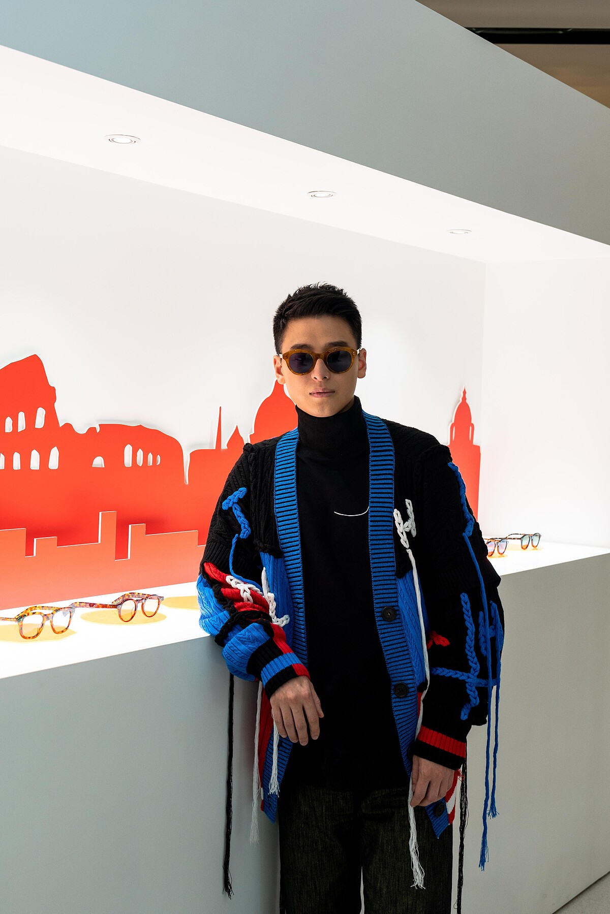 總策展人周世雄身著Jamie Wei Huang服飾與Sybaris墨鏡。