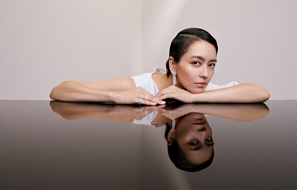 白色洋裝、平底麂皮長筒靴HERMES 流蘇梨形鑽耳環、雷地恩永恆鑽戒SHEE&rsquo;S FINE JEWELRY