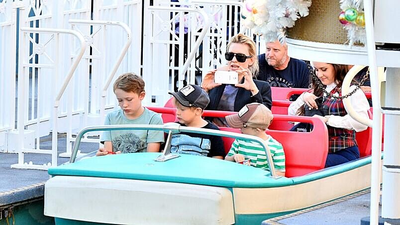 女王出巡！凱特布蘭琪Cate Blanchett攜三子歡遊迪士尼瞬間變超級媽咪