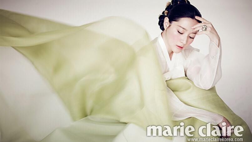 “大長今”李英愛絕美韓服登《Marie Claire》封面 空靈顯女神氣質