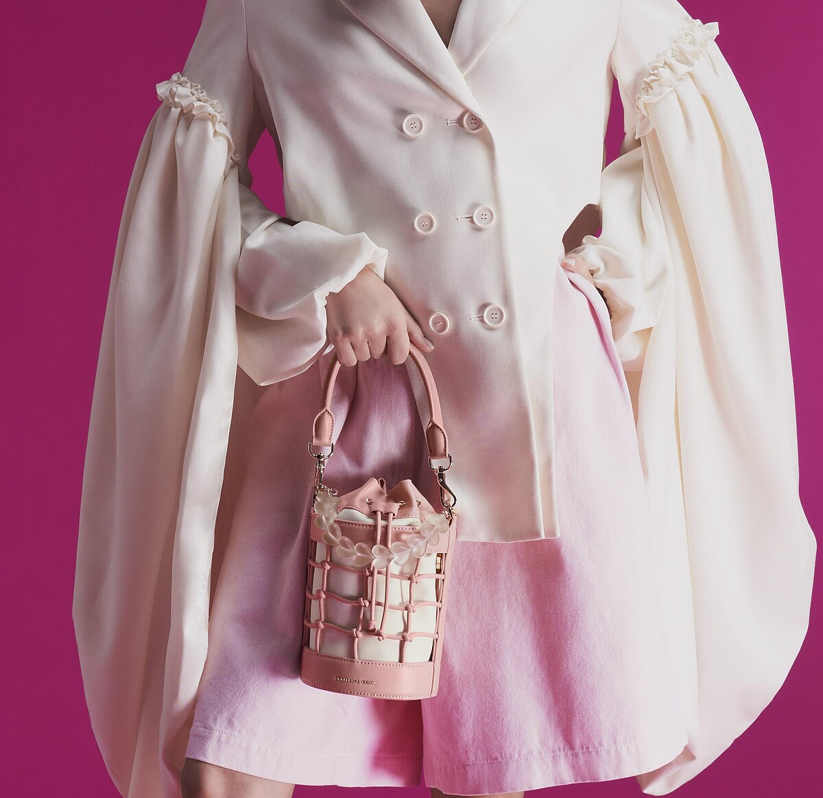 Charles & Keith愛心墜鍊兩用水桶包，NT 2,990