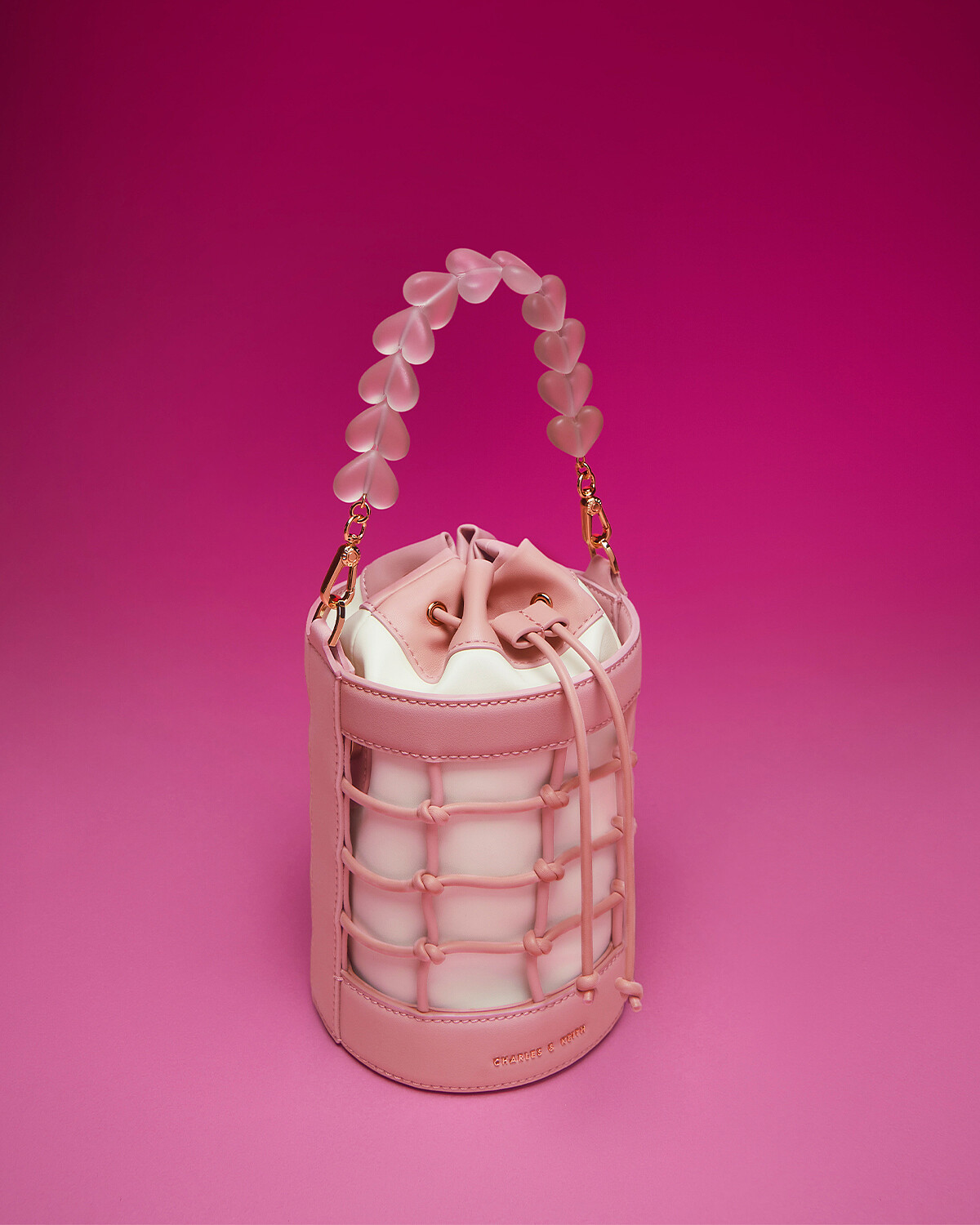 愛心墜鍊兩用水桶包，NT 2,990