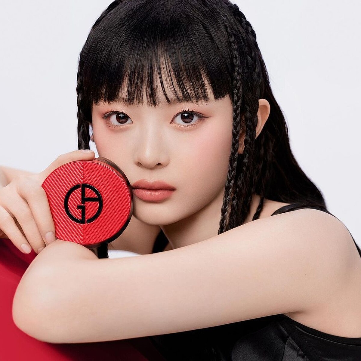 亞曼尼全球彩妝大使Hanni演繹完美絲絨持久氣墊粉餅-斜紋紅。