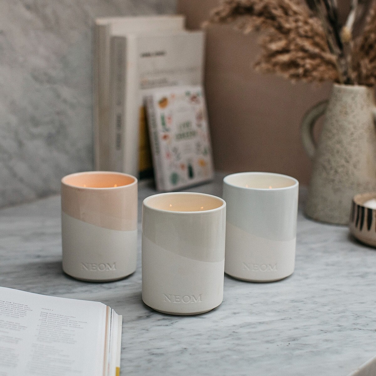 NEOM極緻香氛蠟燭系列情境照。
