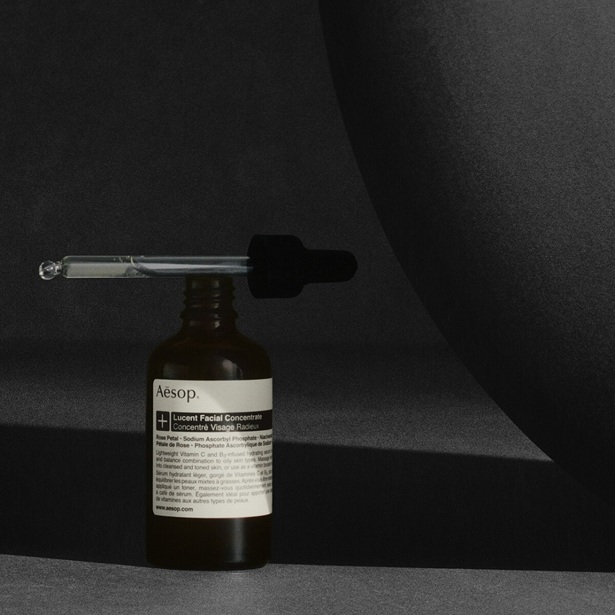 Aesop澄瑩面部精華素情境圖。