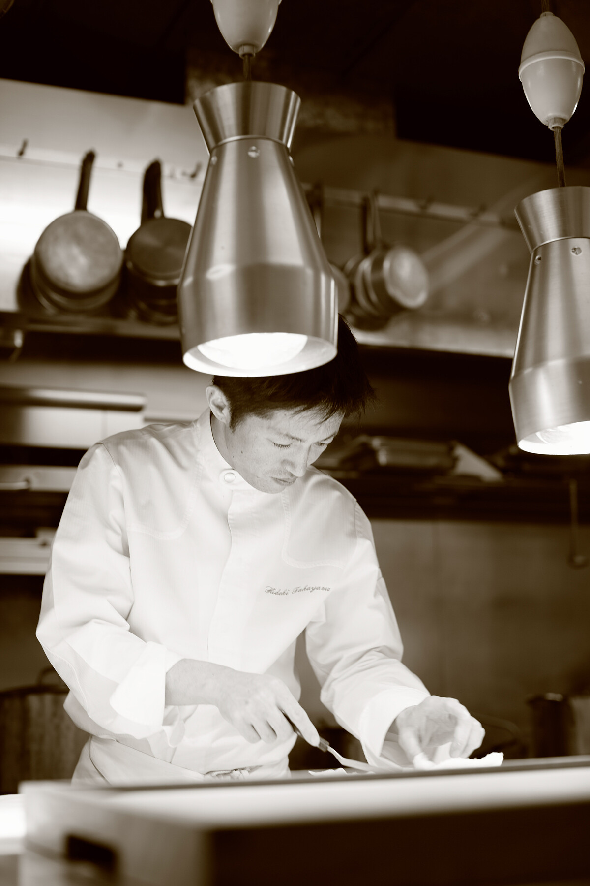日籍主廚高山英紀（Hideki Takayama），師承法國米其林三星主廚芮吉馬赫康（R&eacute;gis Marcon）。