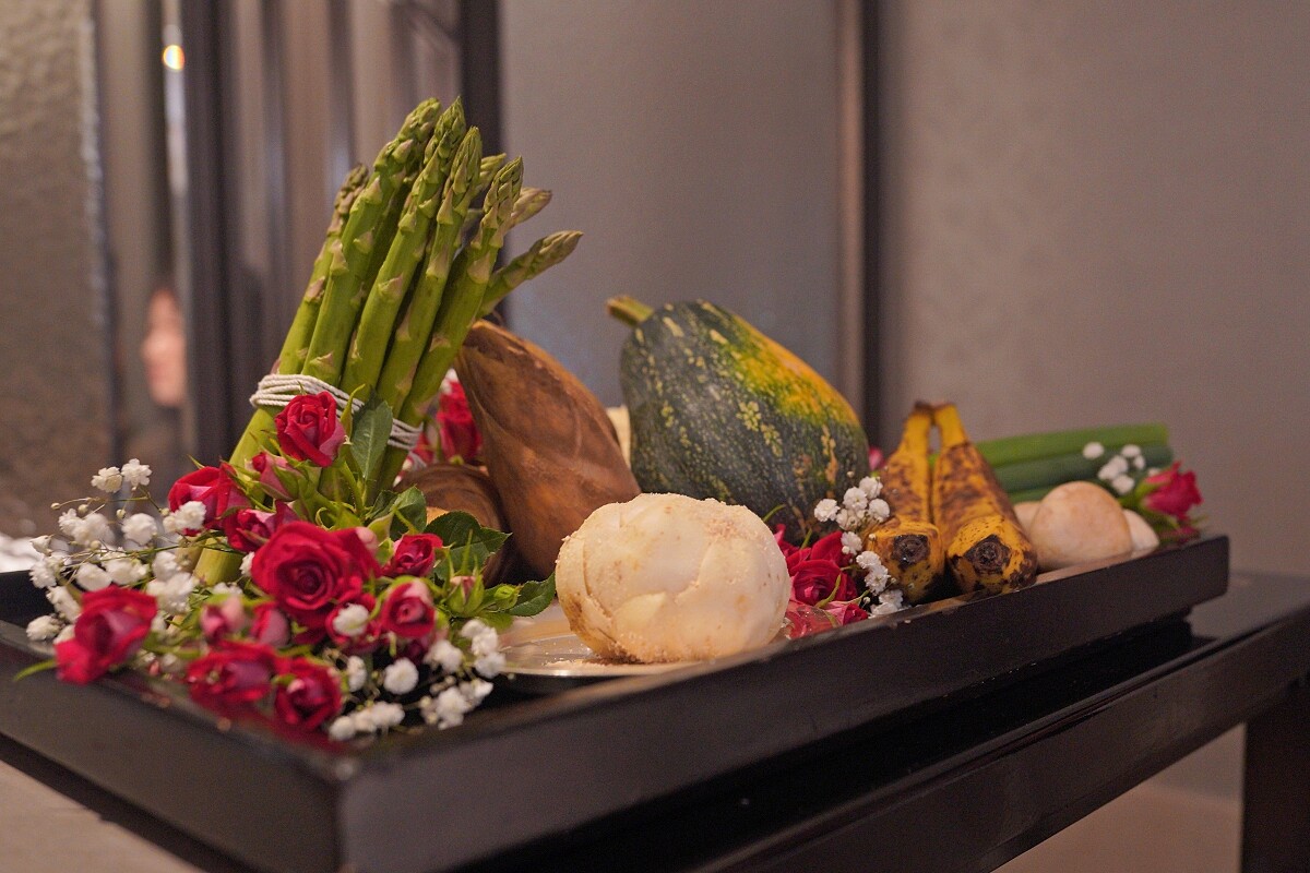 用餐前會將當日食材完整展示。