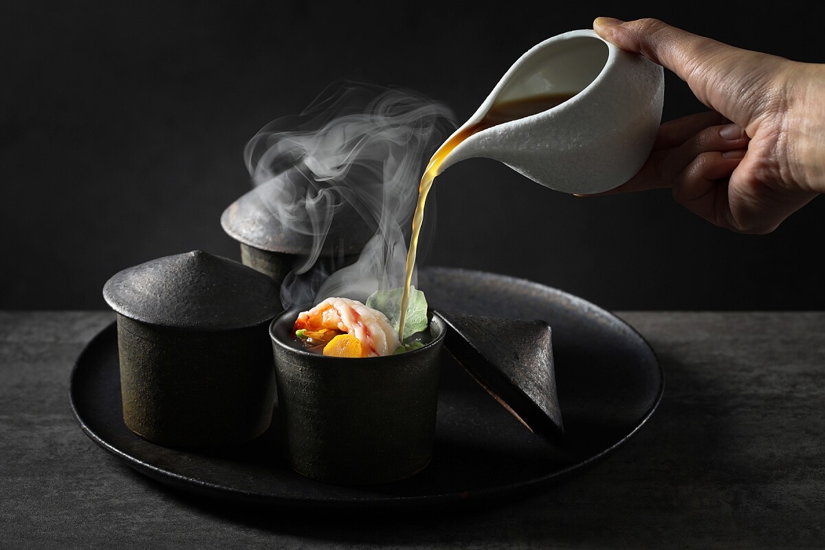 主廚熱愛台灣品茶文化，因此料理多以茶發想並融入菜色。