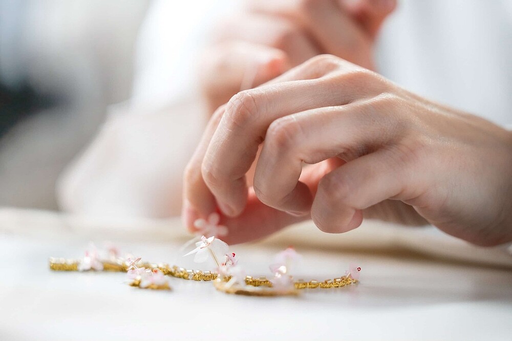 嬌蘭花冠粉櫻淡香水金絲飾繡蜂印瓶工藝情境圖。