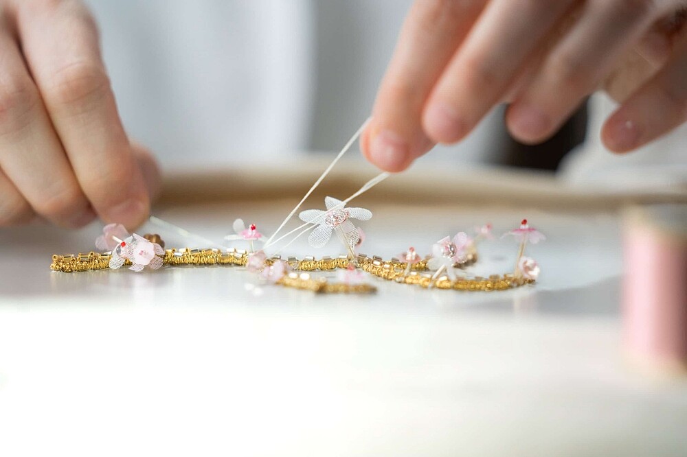 嬌蘭花冠粉櫻淡香水金絲飾繡蜂印瓶工藝情境圖。