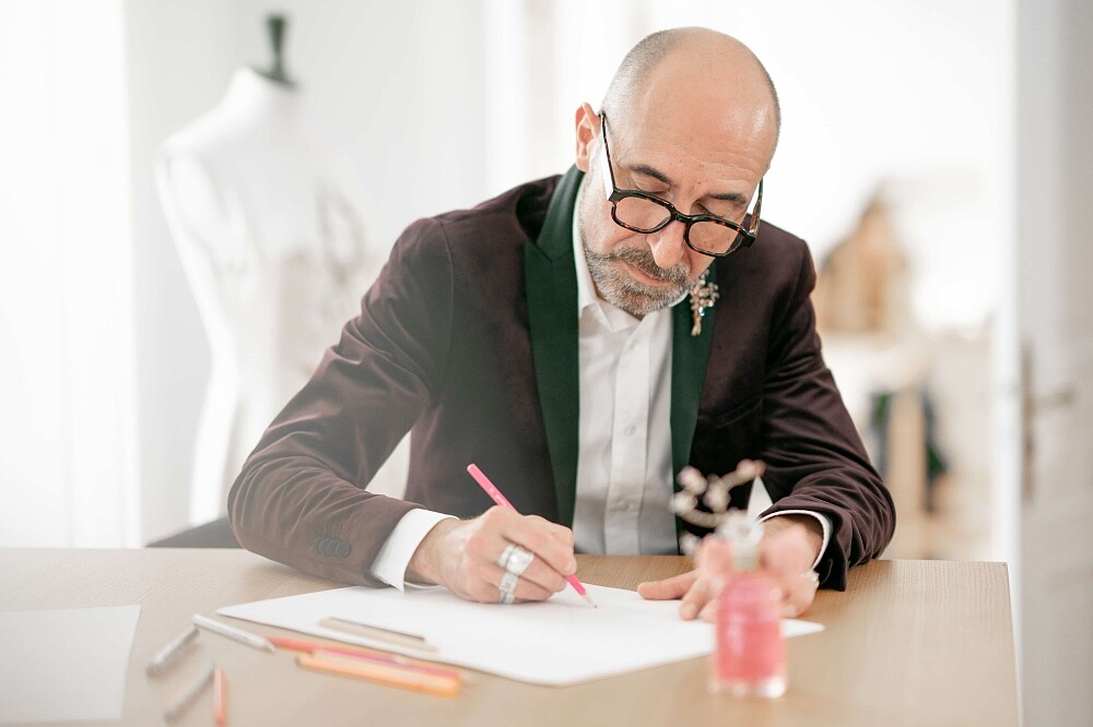 嬌蘭花冠粉櫻淡香水金絲飾繡蜂印瓶工藝情境圖。