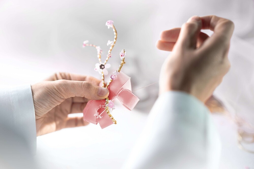 嬌蘭花冠粉櫻淡香水金絲飾繡蜂印瓶工藝情境圖。