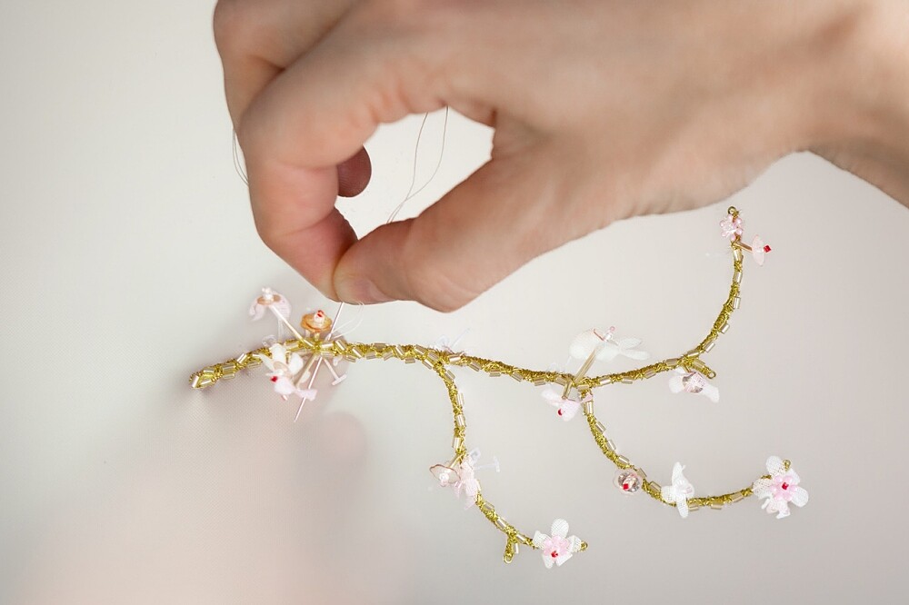 嬌蘭花冠粉櫻淡香水金絲飾繡蜂印瓶工藝情境圖。