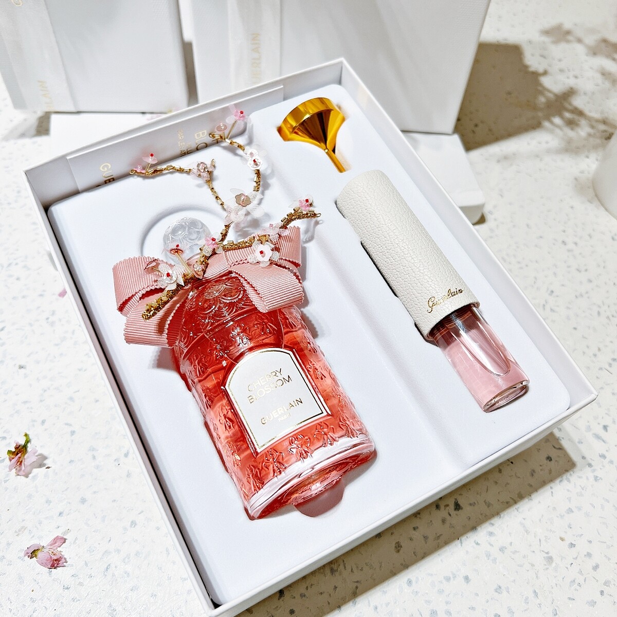 嬌蘭花冠粉櫻淡香水金絲飾繡蜂印瓶125ml+20ml，NT28,000