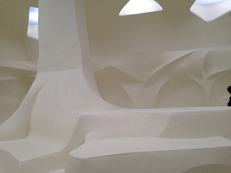 Dior 2014春夏秀場布置得像是女性私人沙龍令人聯想起白角現代主義 (white angular Modernism) 的法國中世紀室內建築。