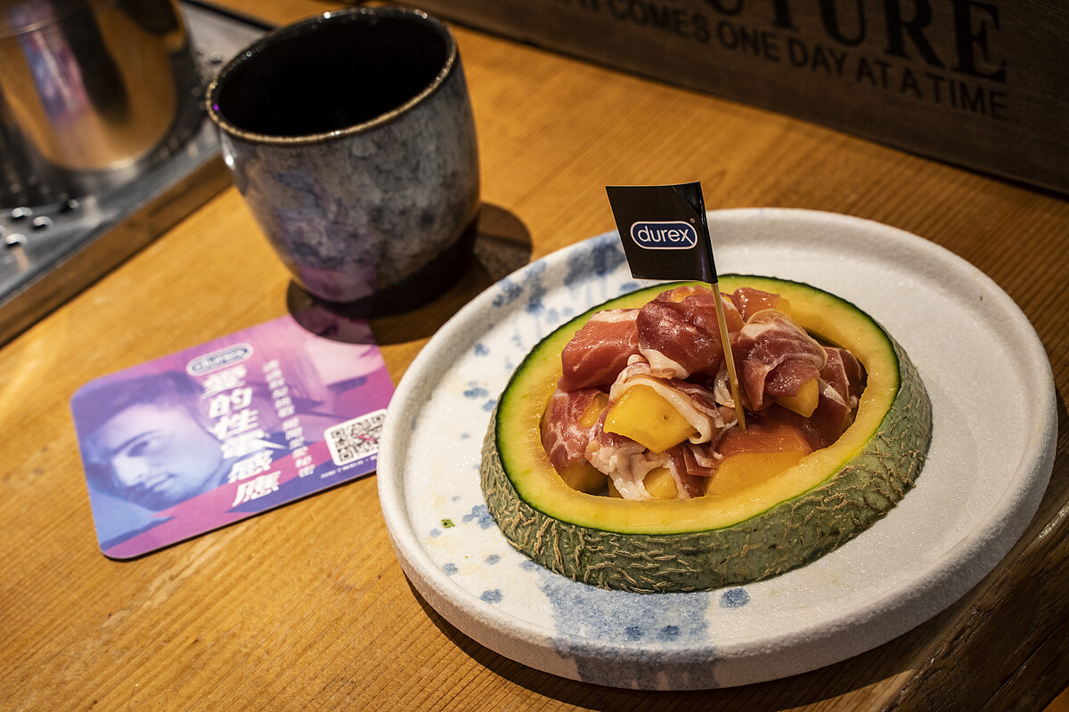 GUMGUM Beer & Wings杜蕾斯聯名愛的莎郎哈密瓜餐點