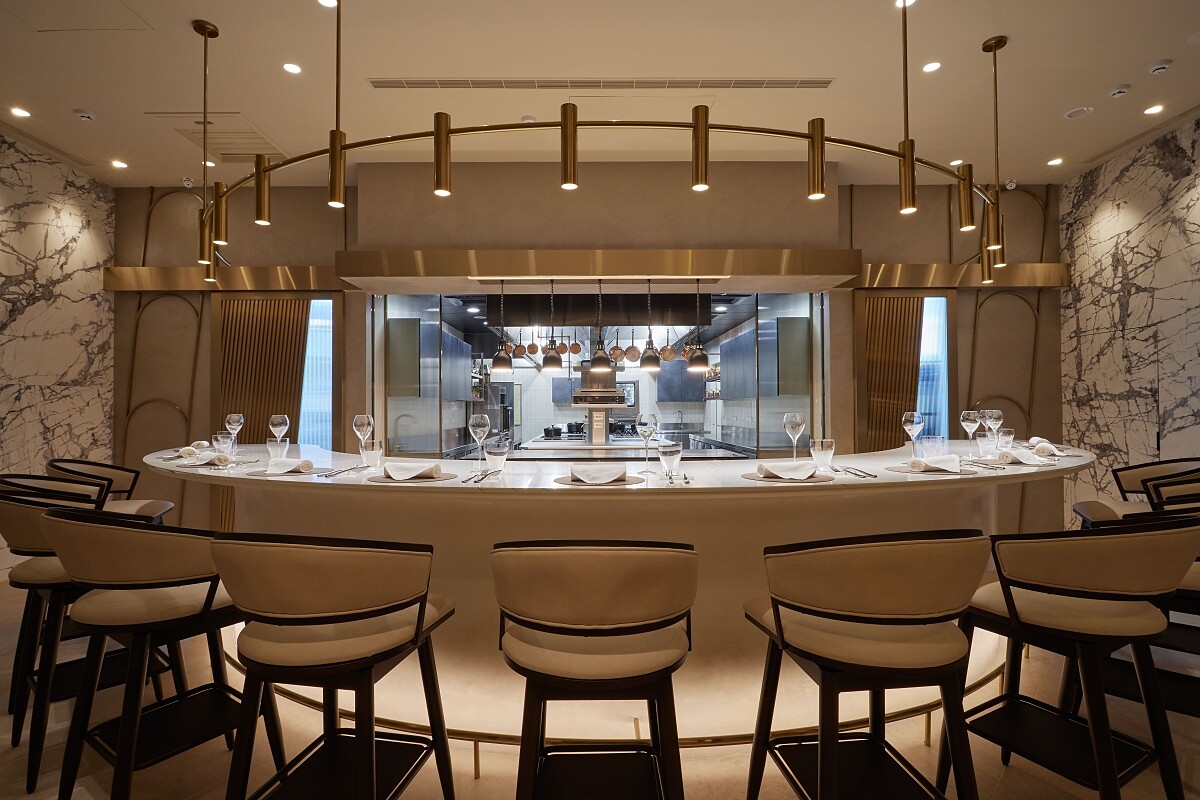 開放式的廚房為整個餐廳空間重心,並設有吧檯用餐區。