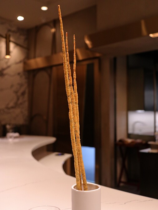 Grissini 自製麵包棒,口感酥脆,香氣迷人。