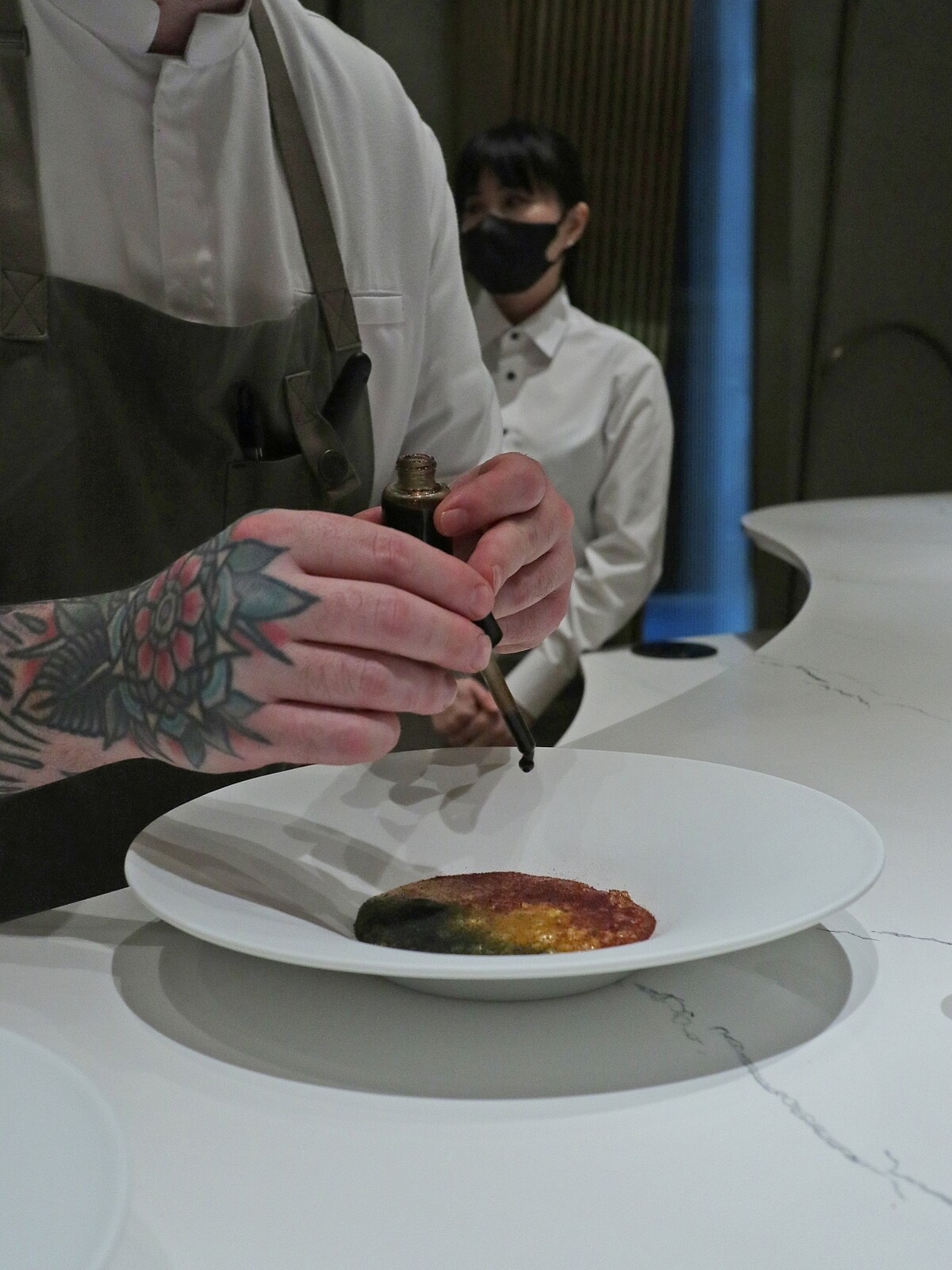 主廚點綴上中卷露。