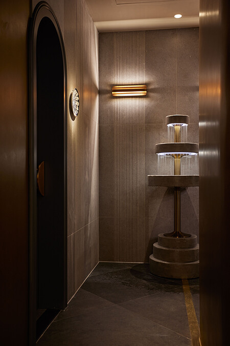 牆上高掛義大利家居品牌 Fornasetti 家飾,以及簡約線條的噴泉。