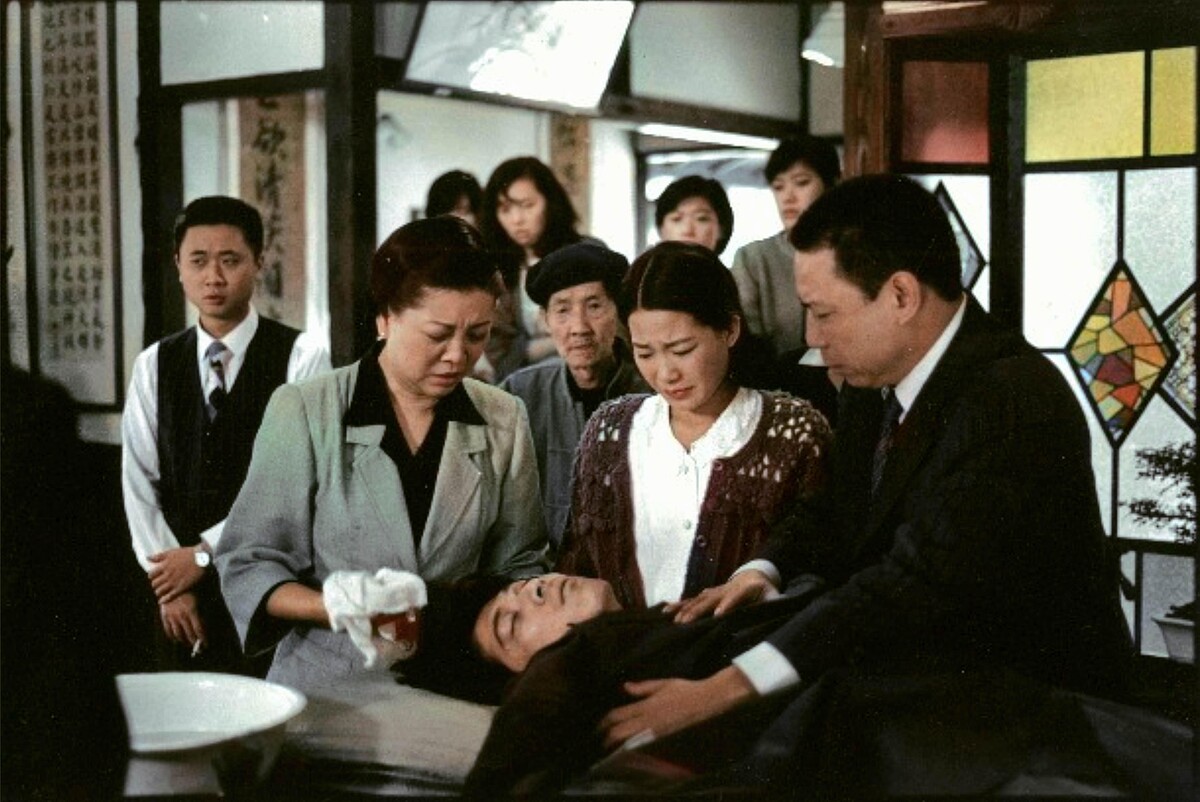 邰智源（左一）客串《悲情城市》與主演陳松勇、高捷、陳淑芳、李天祿等人同框