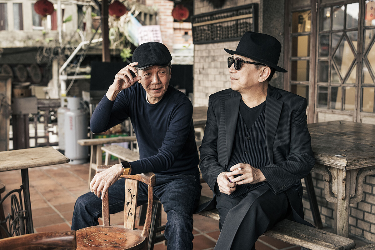 高捷、太保特別戴了拍《悲情城市》時的款式帽子，模擬當年兩人留下的經典劇照