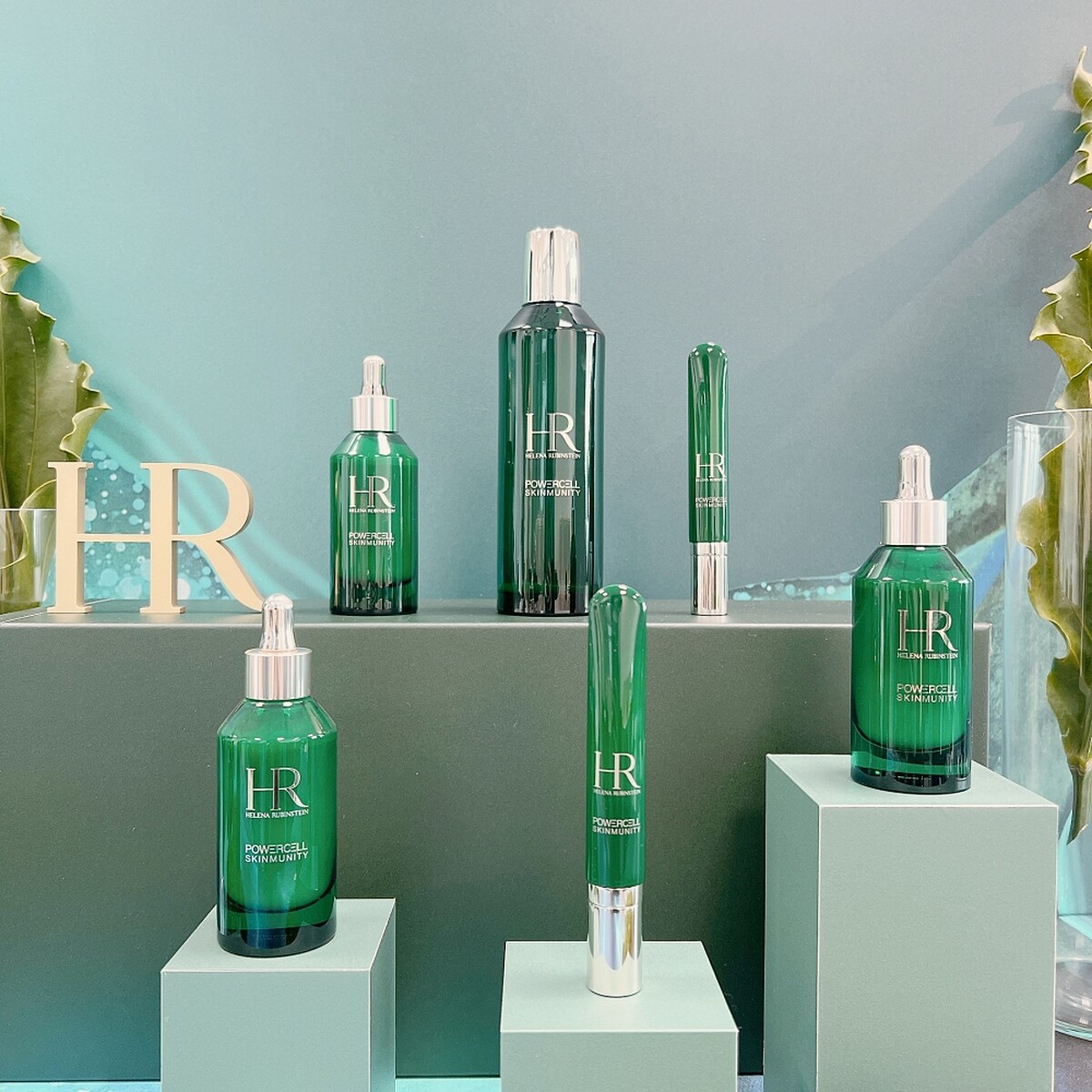 HR赫蓮娜植萃綠寶舒緩亮眼霜。