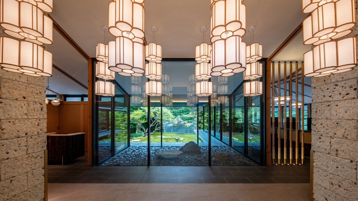 「馥府 日光 FUFU NIKKO」大廳空間，造型搶眼的吊燈成為視覺重心。