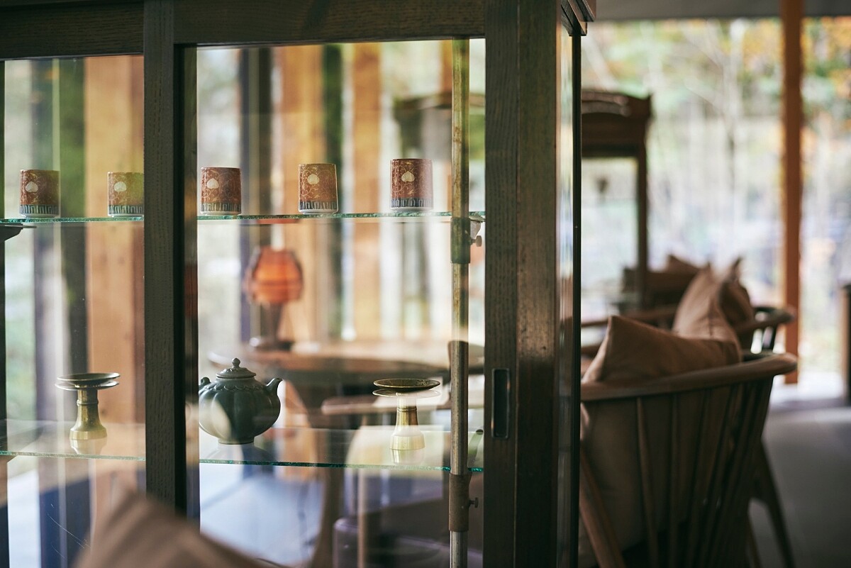 用造型古典的玻璃櫃間隔座椅，多了一股日式獨有別緻細膩的氛圍。