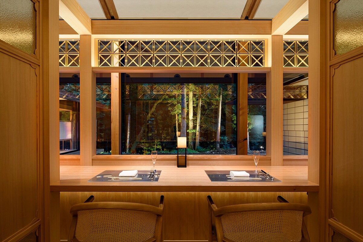 餐廳「日本料理 節中」位在面於河畔與樹林的位置。