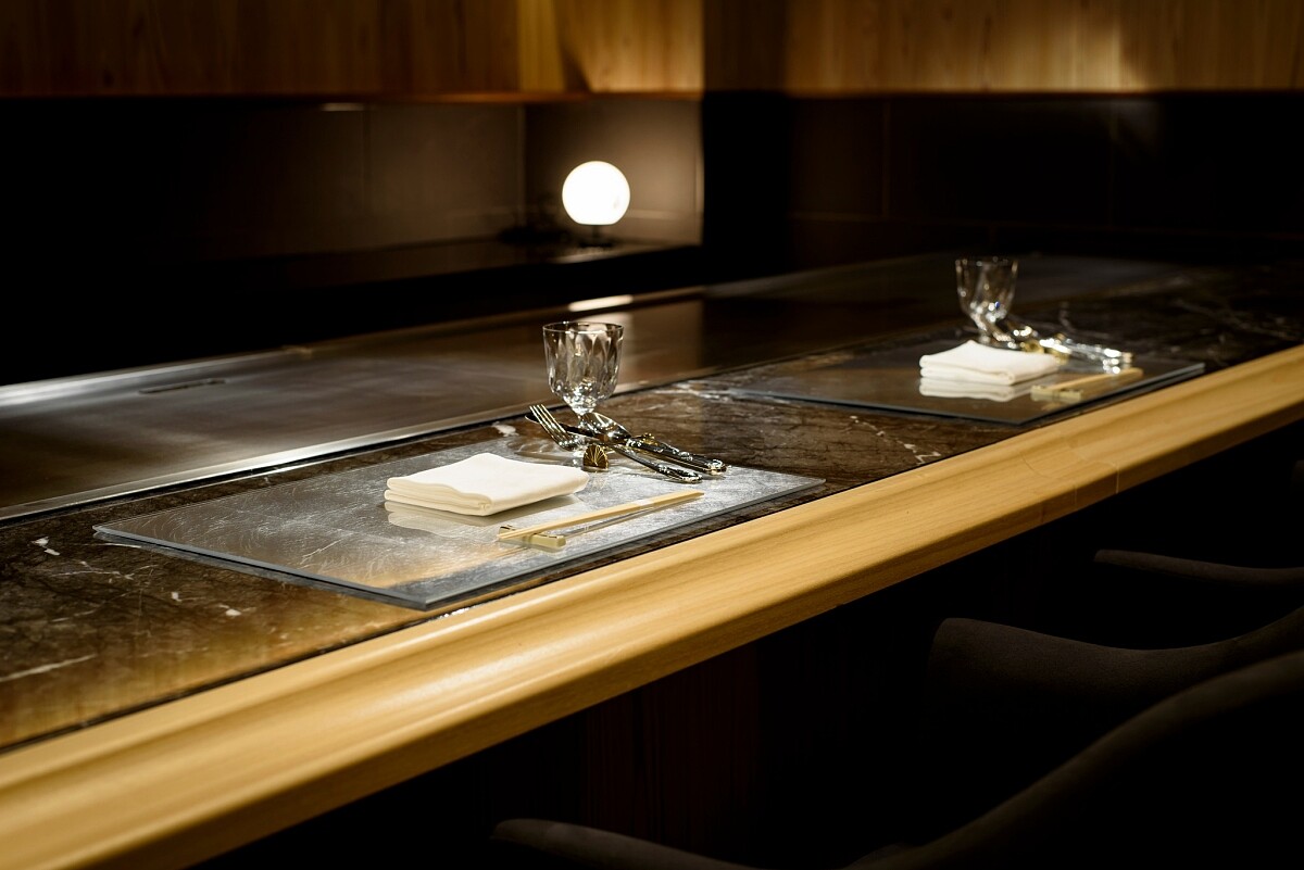 「鐵板燒 侯」於板前設置座位。