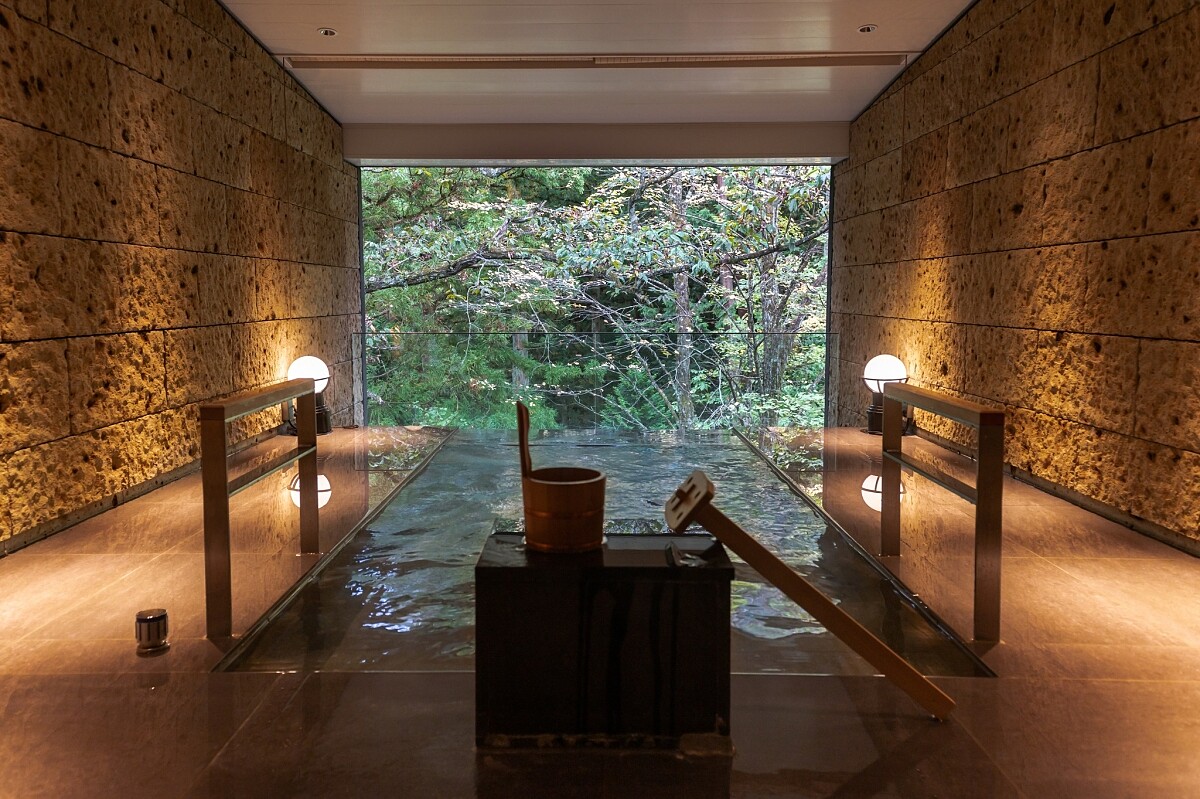 「馥府豪華尊貴套房」的泡湯空間，享有隱密空間同時，也能觀賞到戶外景緻。