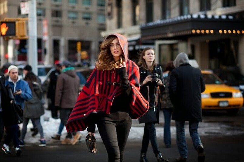 義大利知名時尚部落客Chiara Ferragni披著斗篷出現在了街拍攝影師的鏡頭裡!