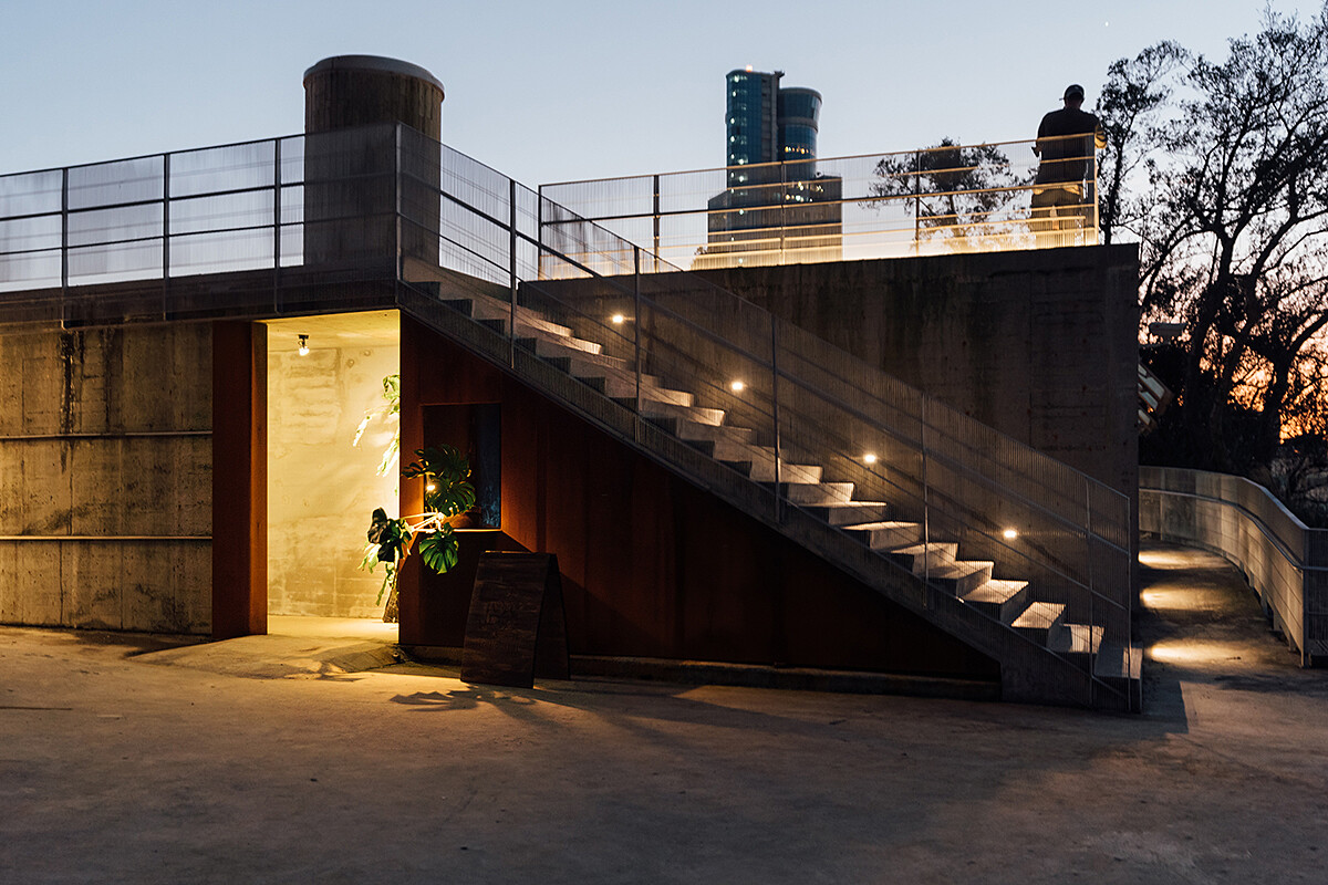 「崆茶屋 Teahouse K」夜晚呈現不一樣的氛圍。