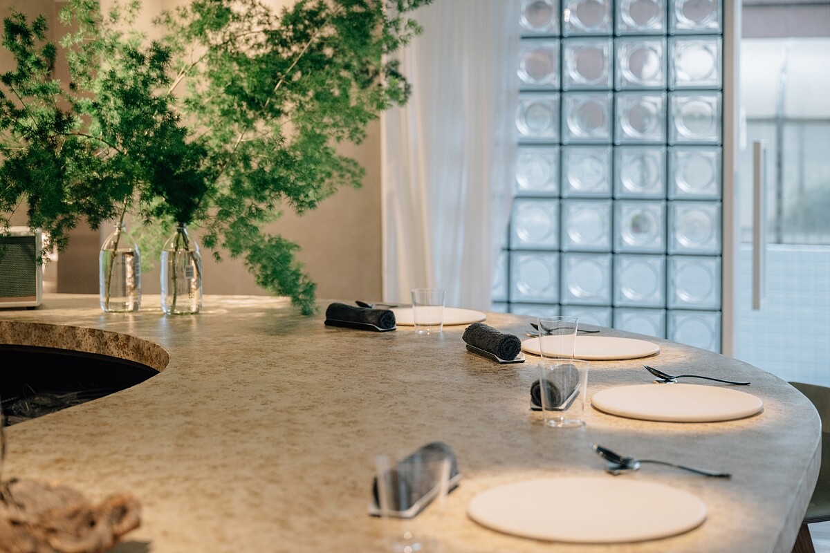 加入玻璃空心磚讓自然光線流瀉於空間之中。