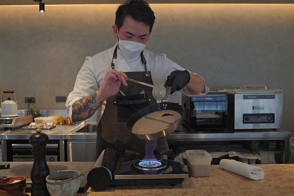  非科班出身的 Wise 從日料板前再到法料的薰陶，而後投入甜點創作之中。