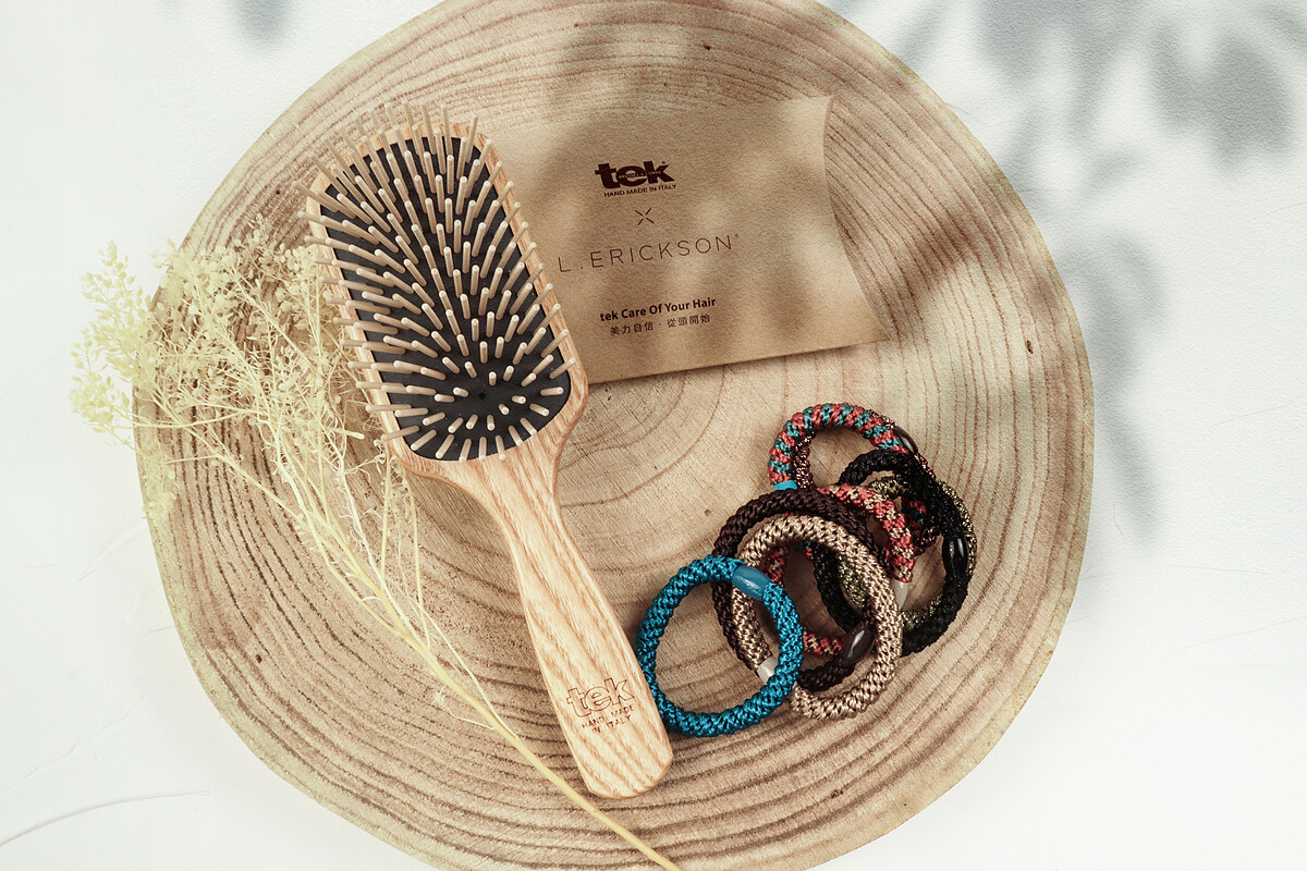 tek × L. ERICKSON推出聯名髮飾梳組,從梳具到髮圈都對髮絲、頭皮友善,高彈力不咬頭髮。