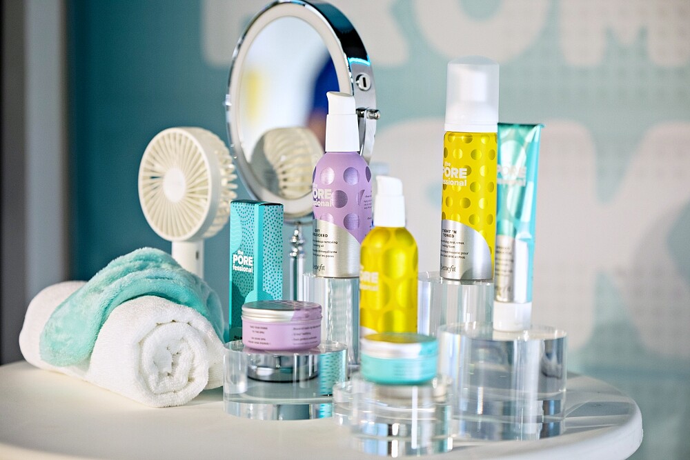 benefit嘖嘖稱齊之零孔慌毛孔保養品系列巴黎發佈會現場。