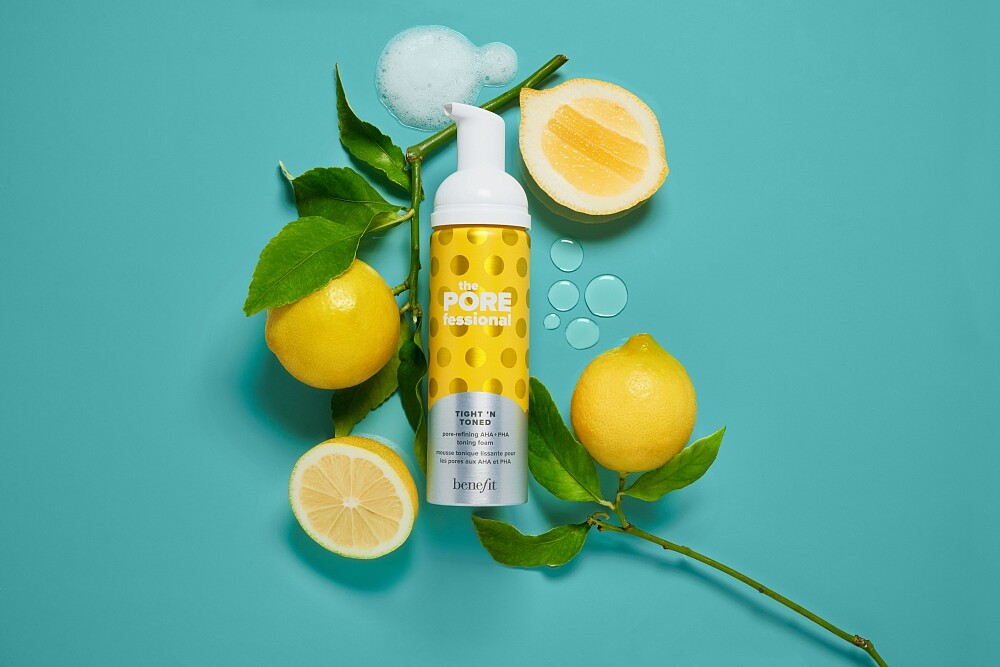 benefit平易淨人煥顏晶透泡泡化妝水情境圖。