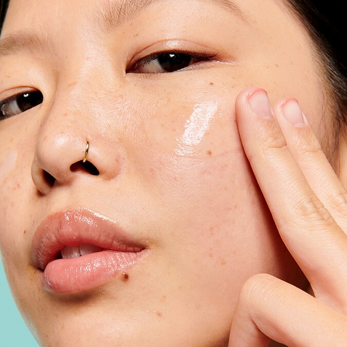 benefit緊PORE盯人瞬效緊緻精華乳質地示意。