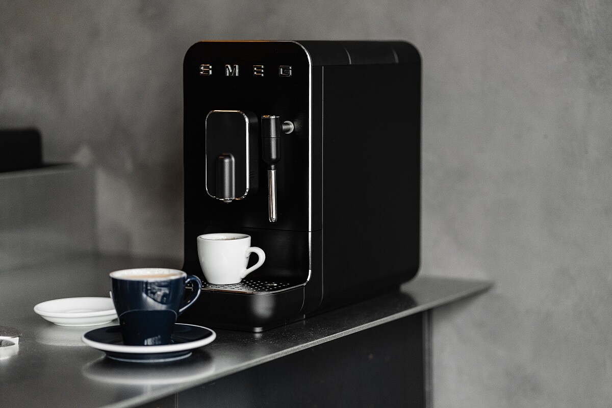 Smeg 全球限量配色「永夜黑」全自動咖啡機。