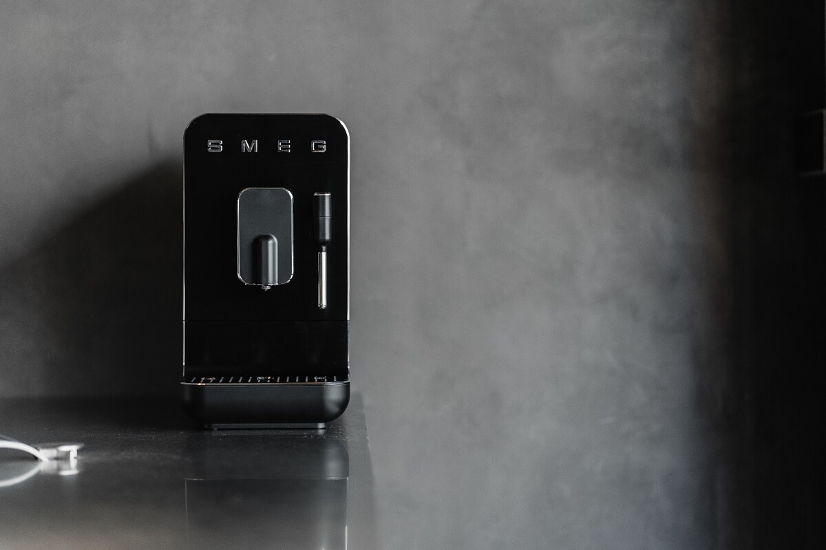 經典不敗的黑色搭配極簡線條。