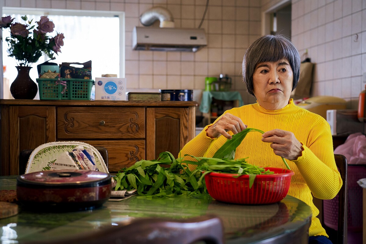 資深女演員王滿嬌在《關於我和鬼變成家人的那件事》飾演永遠挺孫子的前衛阿嬤