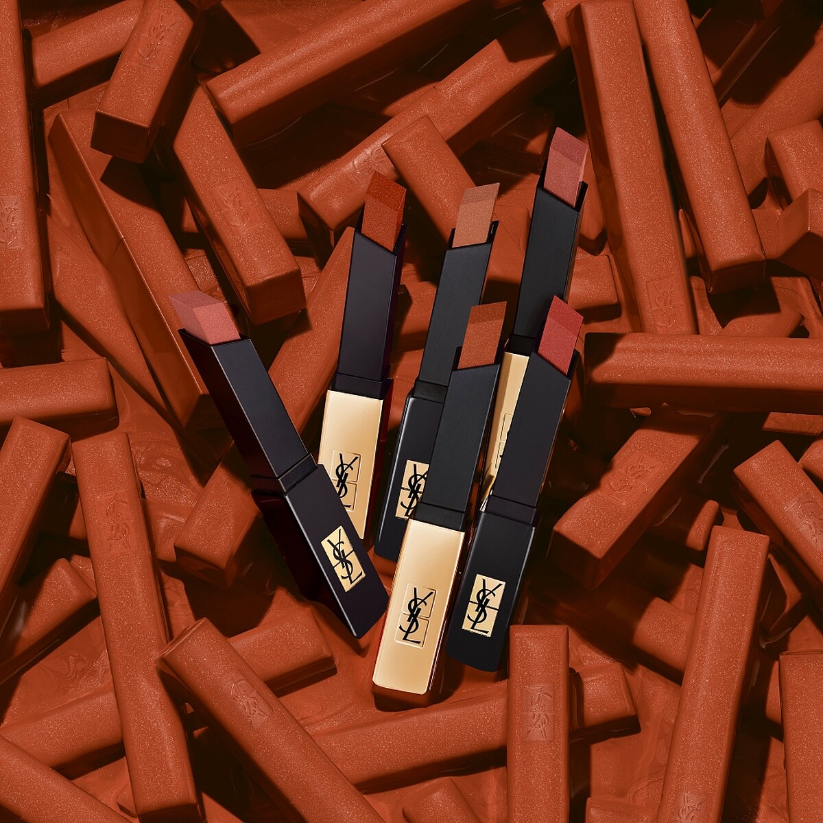 2023 YSL煙管唇膏赤戀摩洛哥色選情境圖。