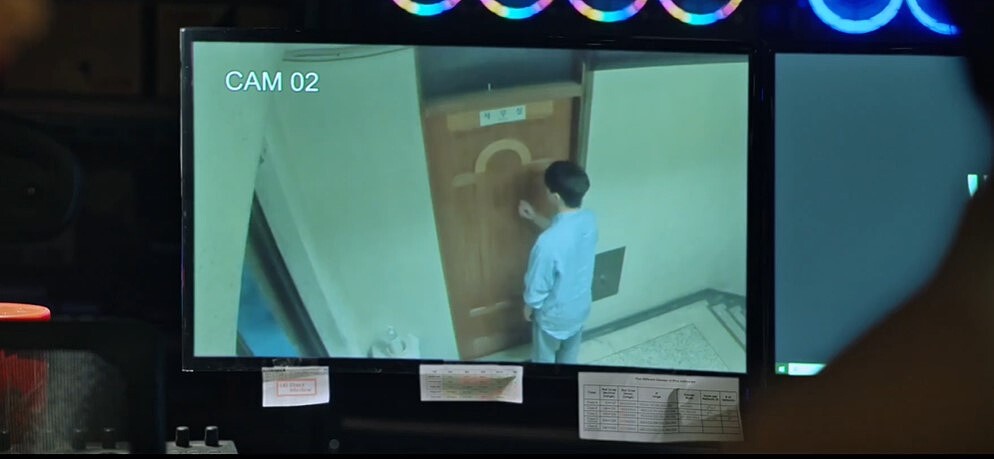 溫河俊《模範計程車2》以監視器畫面中的背影，與其他成員合體