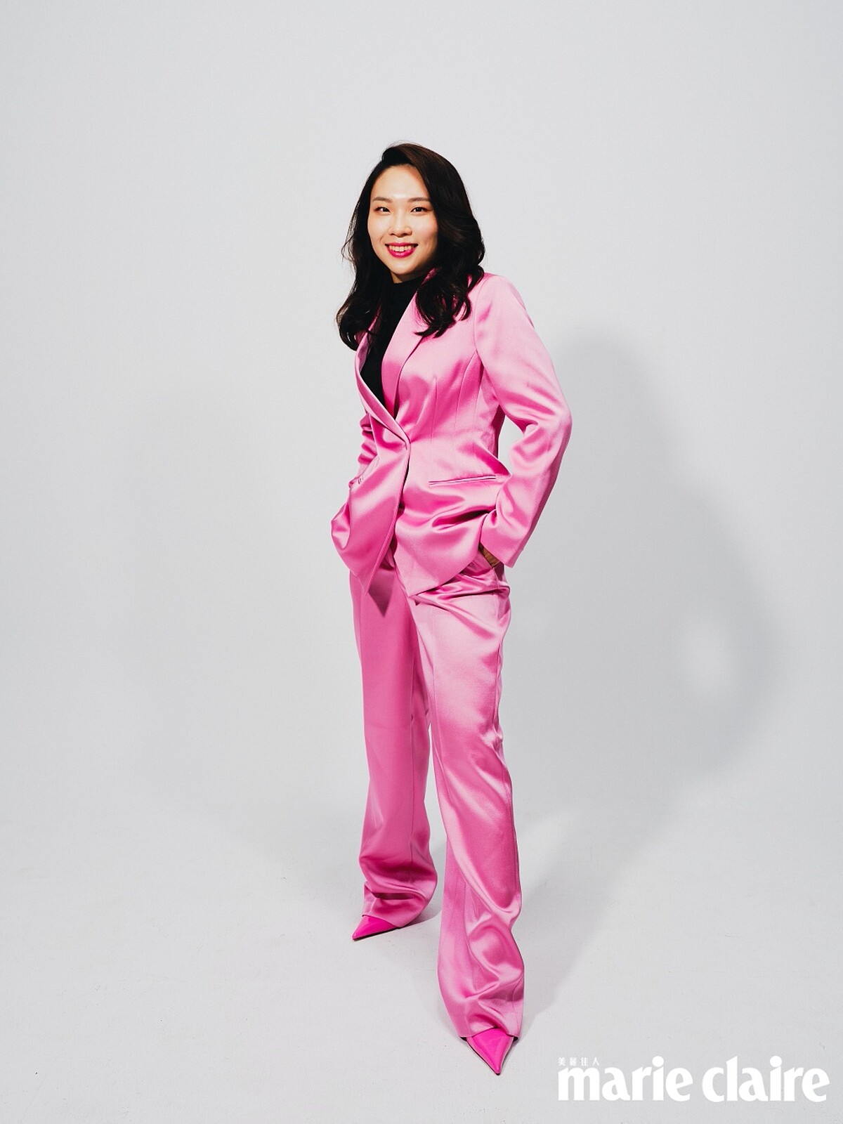 粉紅色西裝套裝、合身內搭針織衫、粉紅尖頭高跟鞋，all by H&M。