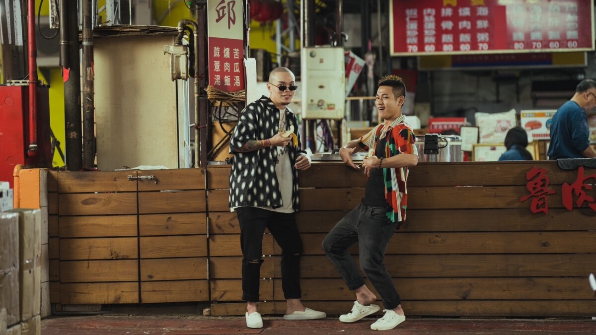 台語嘻哈團體「草屯囝仔」在《做工的人 電影版》驚喜現身。拍攝場景&mdash;第二市場